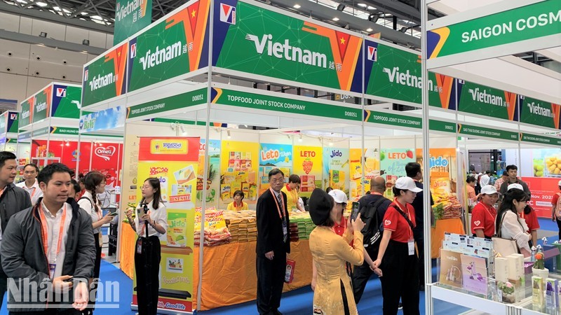 Los pabellones vietnamitas atraen a numerosos visitantes en la Exposición Asean-China (CAEXPO) celebrada en Guangxi en 2023. (Foto: HUU HUNG)
