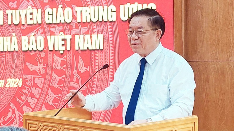 El miembro del Buró Político, secretario del Comité Central del Partido Comunista de Vietnam y jefe de su Comisión de Comunicación y Educación, Nguyen Trong Nghia, habla en el evento. 