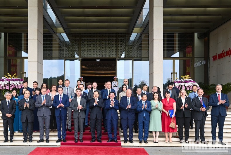 El presidente de la Asamblea Nacional de Vietnam, Tran Than Man, y los nuevos embajadores y encargados de negocios de la Unión Europea.