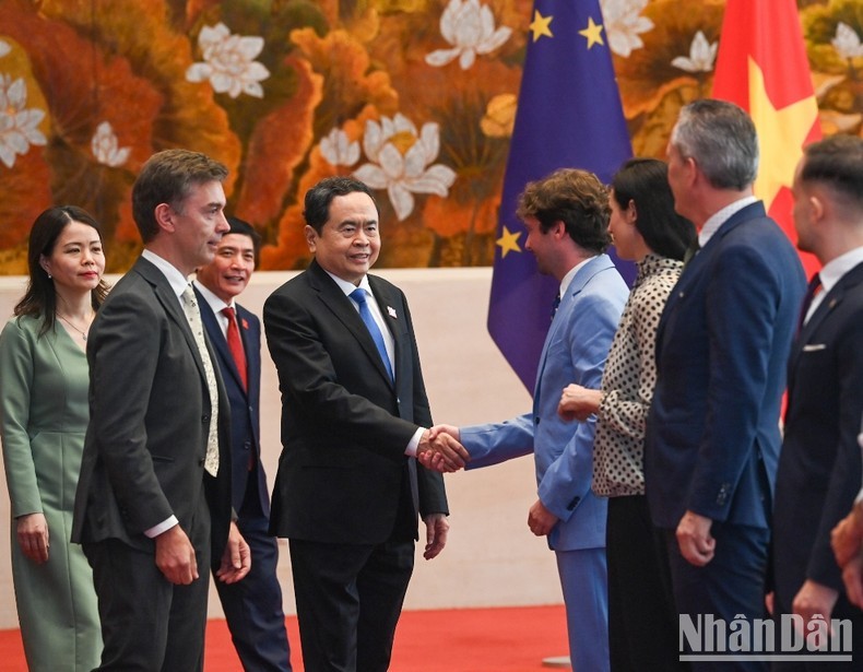 El presidente de la Asamblea Nacional de Vietnam, Tran Thanh Man, da la bienvenida a los embajadores y encargados de negocios de la UE.