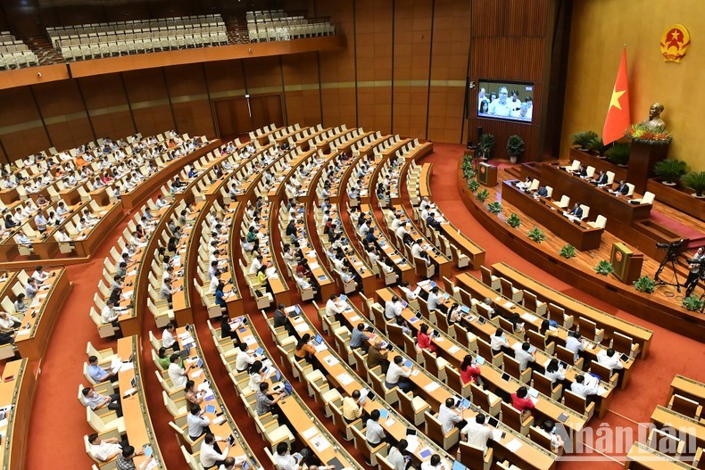 Parlamento debate desarrollo de la educación en zonas de minorías étnicas