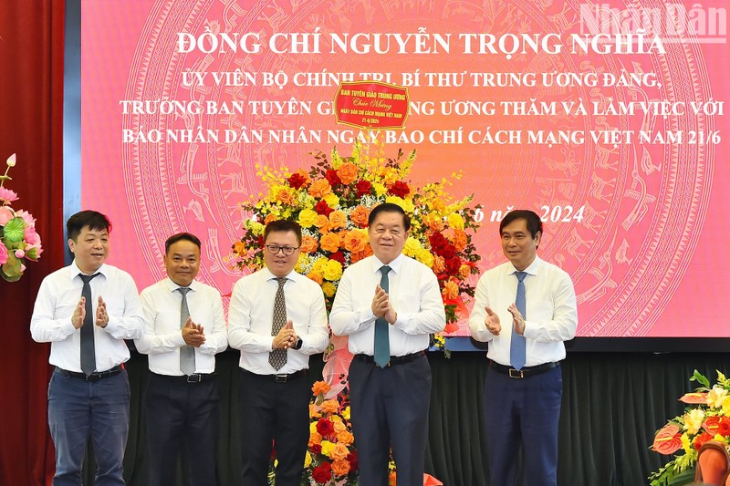 El miembro del Buró Político y secretario del Comité Central del Partido Comunista de Vietnam (PCV) y jefe de su Comisión de Comunicación y Educación, Nguyen Trong Nghia, visita el diario Nhan Dan.