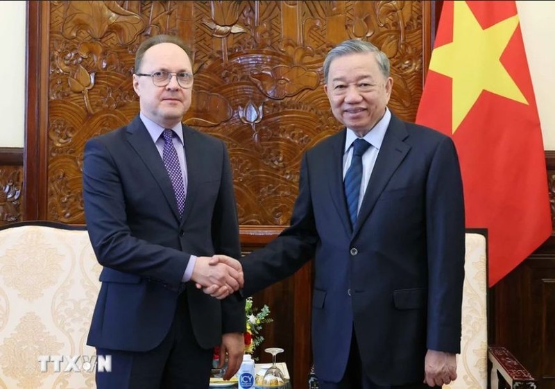 El presidente de Vietnam, To Lam, recibe al embajador de Rusia en Hanói, Gennady Bezdetko.