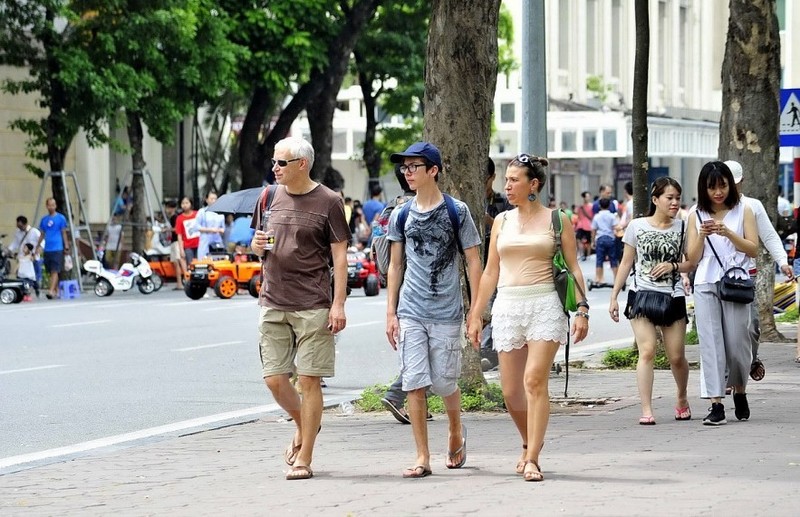 Turistas extranjeros en Hanói (Foto: thanglong.chinhphu.vn)