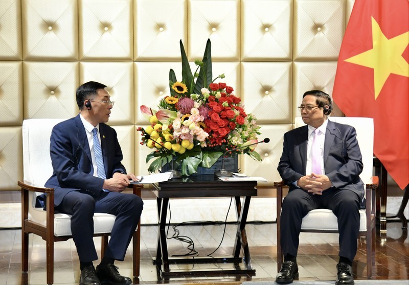 El primer ministro, Pham Minh Chinh, recibe a Sun Rongkun, presidente y director ejecutivo de la empresa de locomotoras y material rodante de Dalian (CRRC). 