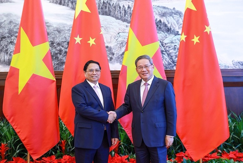 El primer ministro de Vietnam, Pham Minh Chinh (izquierda), y su homólogo chino, Li Qiang. (Foto: VNA)