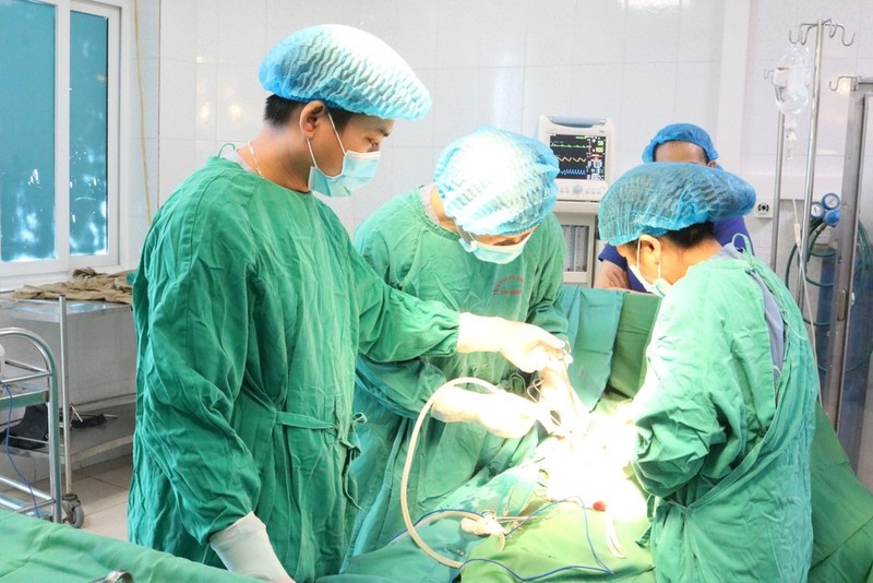 Médicos del Hospital General de Lai Chau realizaron una cirugía para extirpar un tumor de casi 8 kilogramos al paciente. (Foto: VNA)