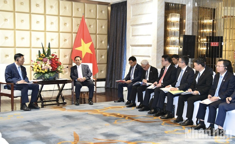 En la reunión entre el primer ministro de Vietnam, Pham Minh Chinh, y el presidente y director ejecutivo de la Locomotora CRRC Dalian, Sun Rongkun.