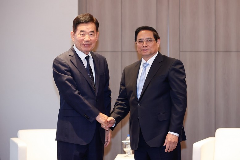 El primer ministro de Vietnam, Pham Minh Chinh y el titular de la Asociación surcoreana de Investigación de Innovación Global, y expresidente de la Asamblea Nacional de Corea del Sur, Kim Jin Pyo (Foto: VGP)