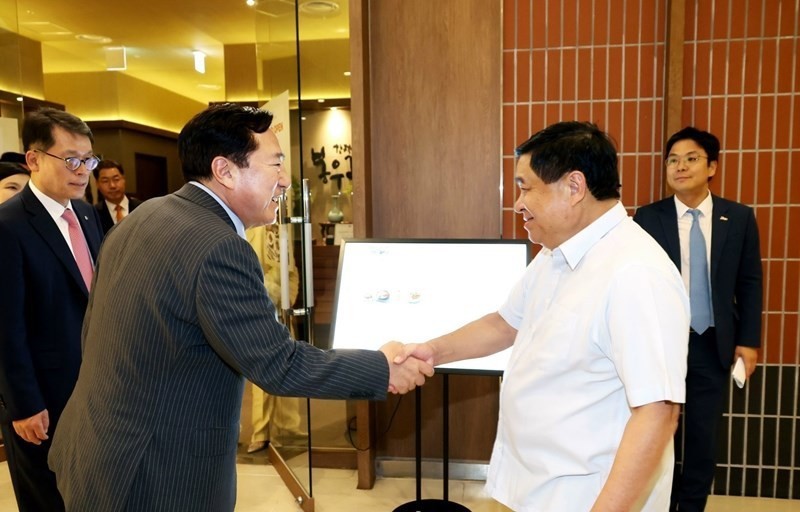 El ministro de Planificación e Inversión de Vietnam, Nguyen Chi Dung, y Kim Ki-moon, presidente de la Federación surcoreana de empresas medianas y pequeñas (KBIZ). (Foto: VNA)