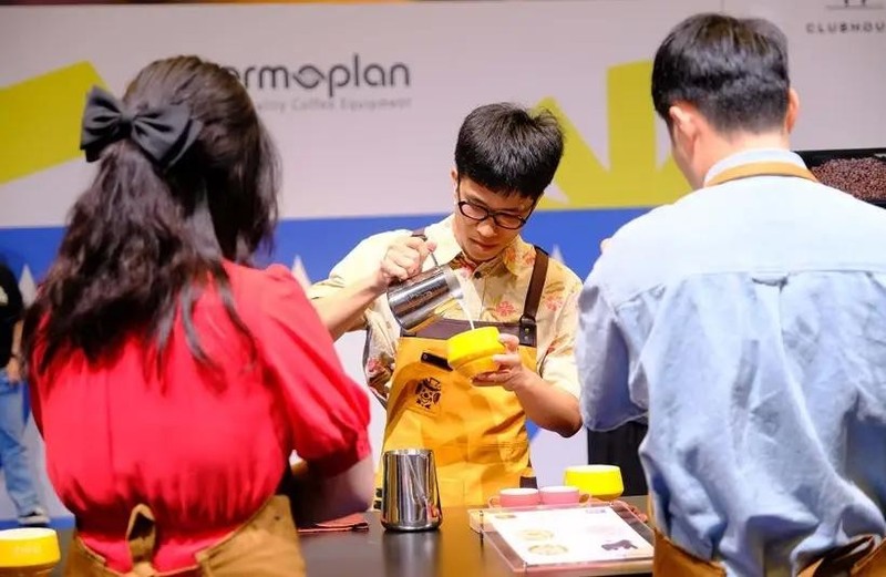 Un vietnamita participa en el concurso internacional de arte del latte. (Foto: baoquocte.vn)
