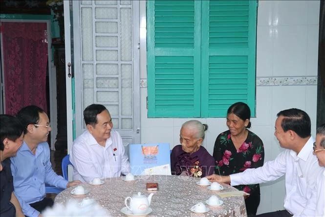 El presidente de la Asamblea Nacional, Tran Thanh Man, visita a la heroica madre vietnamita Tran Thi Hai en el distrito de Cai Rang, ciudad de Can Tho. (Foto: VNA)