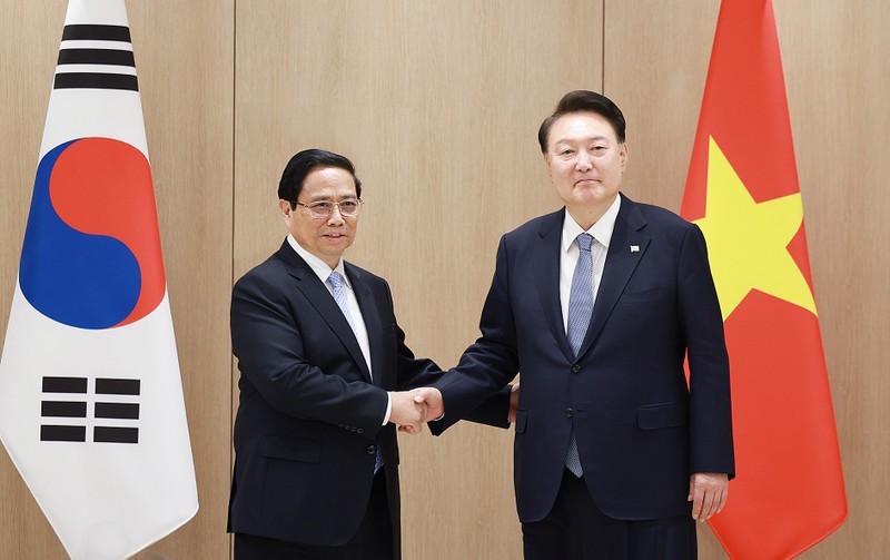 El primer ministro de Vietnam, Pham Minh Chinh (izquierda) y el presidente surcoreano. Yoon Suk Yeol. (Foto: VGP)