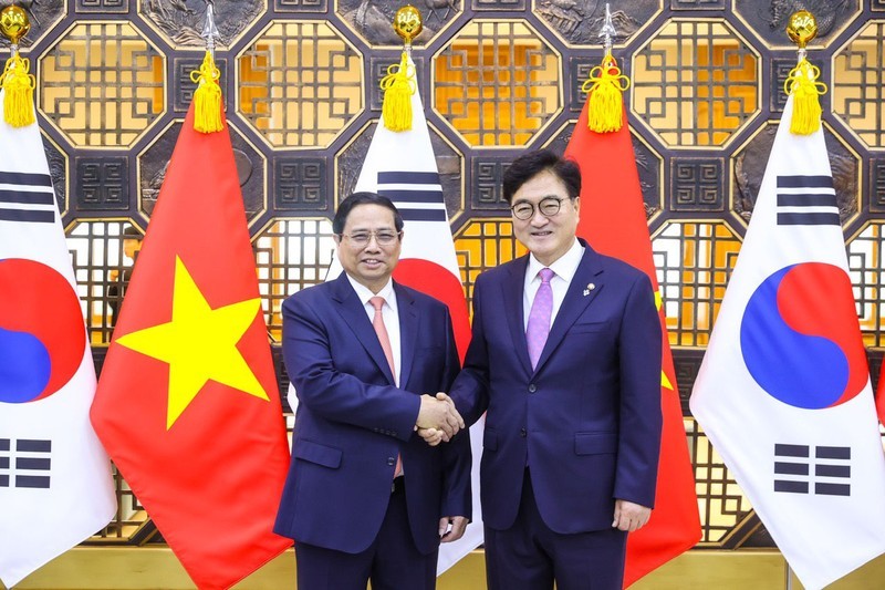 El primer ministro de Vietnam, Pham Minh Chinh (izquierda), y el presidente de la Asamblea Nacional de Corea del Sur, Woo Won-shik. (Foto: VGP)