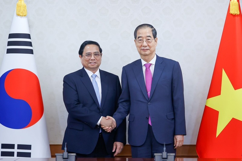 El primer ministro de Vietnam, Pham Minh Chinh (izquierda) y su homólogo surcoreano, Han Duck Soo (Foto: VGP)