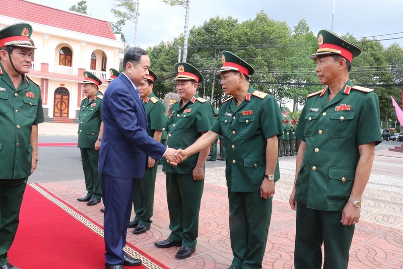 El presidente de la Asamblea Nacional de Vietnam, Tran Thanh Man, y representantes de la Región Militar 9. (Foto: VNA)