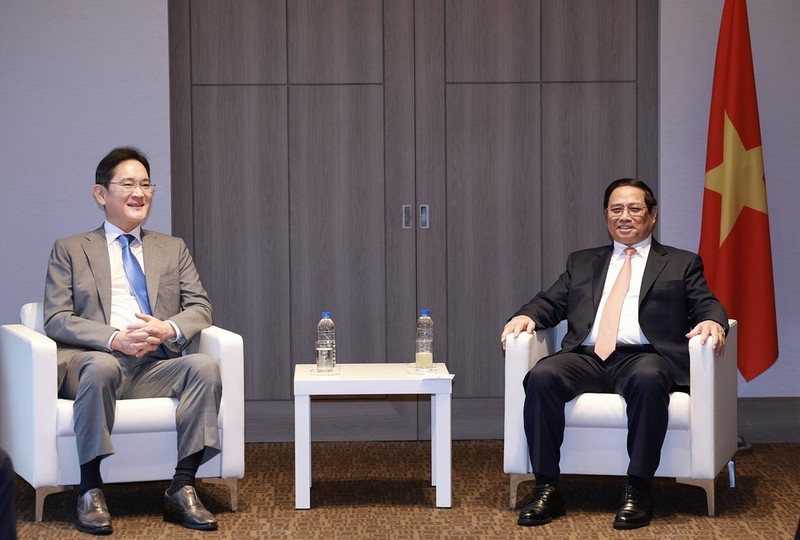 El primer ministro vietnamita, Pham Minh Chinh, recibe a Lee Jae Yong, presidente de Samsung. (Foto: VNA)