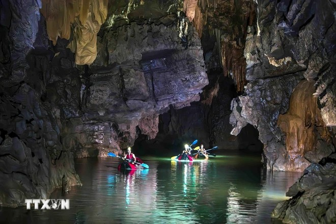 Los turistas visitan el complejo de cuevas en el Parque Nacional Phong Nha-Ke Bang. (Foto: VNA)