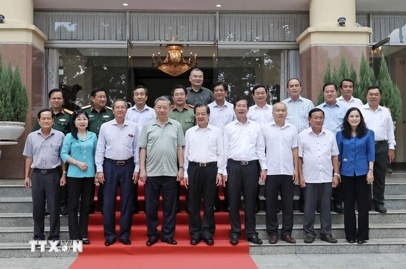 El presidente To Lam con dirigentes clave de la provincia de An Giang. (Foto: VNA)