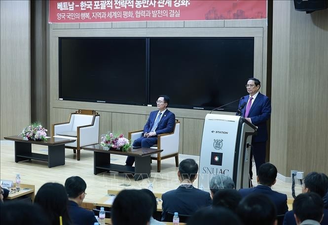 El primer ministro Pham Minh Chinh habla sobre la política de Vietnam en la Universidad Nacional de Seúl, el 3 de julio de 2024. (Foto: VNA)