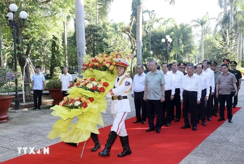 La delegación encanezada por el presidente To Lam coloca flores para rendir tributo al Presidente Ho Chi Minh. (Foto: VNA)