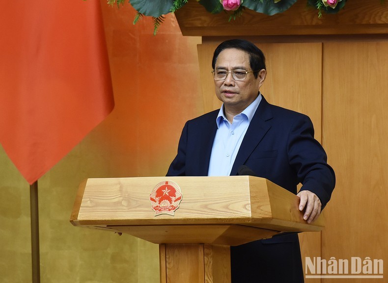 El primer ministro Pham Minh Chinh preside la reunión ordinaria del Gobierno correspondiente a junio de 2024. 