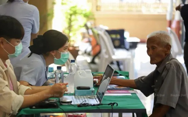 Personal médico y voluntarios realizan chequeos de salud gratuitos a personas mayores en Bangkok, 24 de febrero (Foto: Bangkok Post)