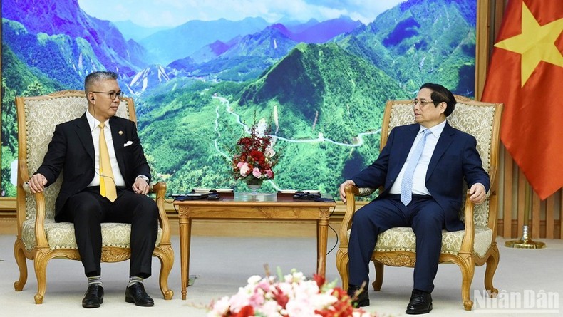 El primer ministro de Vietnam, Pham Minh Chinh, y el ministro de Inversión, Comercio e Industria de Malasia, Zafrul Abdul Aziz.