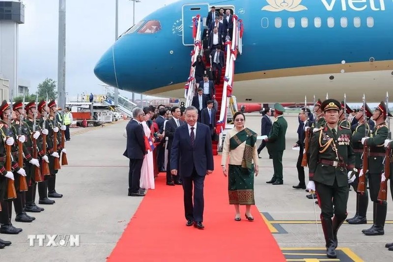 La recepción del presidente To Lam en el aeropuerto de Wattay. (Foto: VNA)