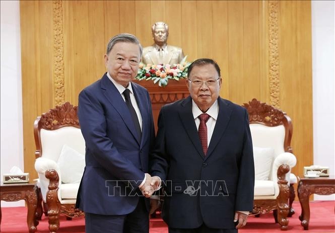 El presidente To Lam y el exsecretario general del PPRL y expresidente de Laos, Bounnhang Vorachith. (Foto: VNA)