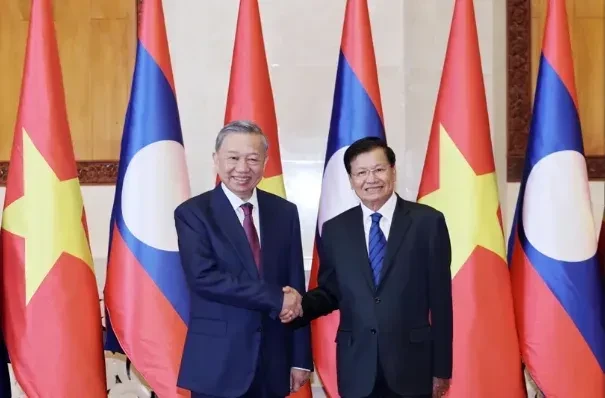 El presidente To Lam (izq.), el secretario general del Partido Popular Revolucionario (PPRL) y presidente de Laos, Thongloun Sisoulith, sostienen conversaciones en Vientiane el 11 de julio (Foto: VNA)