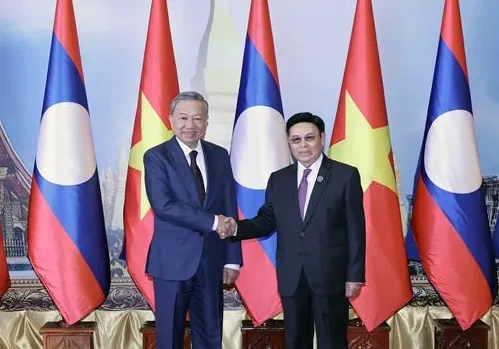 El presidente de Vietnam, To Lam (izquierda), y el titular de la Asamblea Nacional de Laos, Saysomphone Phomvihane. (Foto: VNA)