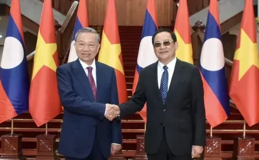 El presidente de Vietnam, To Lam, y el primer ministro de Laos, Sonexay Siphadone. (Foto: VNA)