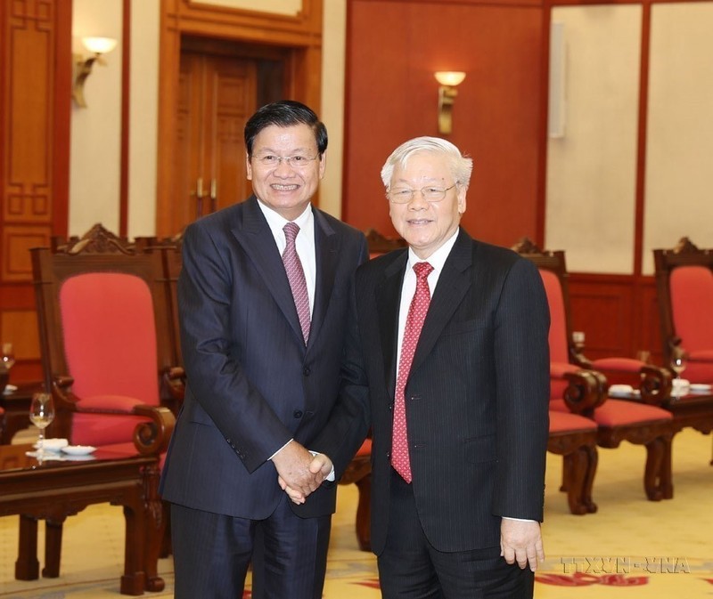 El secretario general del Partido Comunista de Vietnam y en ese entonces presidente, Nguyen Phu Trong, recibe el 1 de octubre de 2019 al primer ministro de Laos, Thongloun Sisoulith, en una visita oficial a Vietnam. (Foto: VNA)