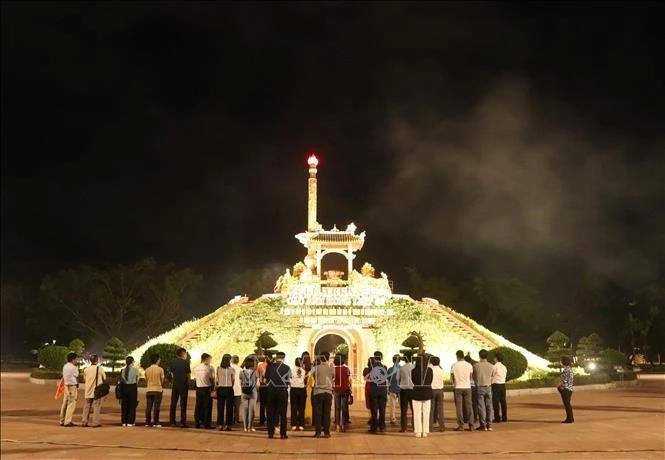 La gente visita la antigua ciudadela de Quang Tri. (Foto: VNA)