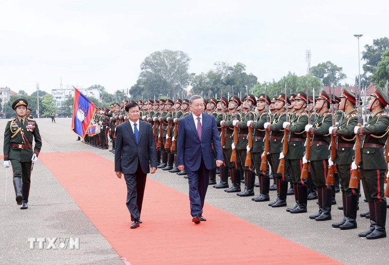 El presidente vietnamita, To Lam (en la derecha), y el secretario general del Partido Popular Revolucionario (PPRL) y presidente de Laos, Thongloun Sisoulith , en el acto de bienvenida. (Foto: VNA)