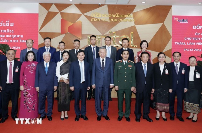 El presidente de Vietnam, To Lam, y representantes de Star Telecom. (Foto: VNA)