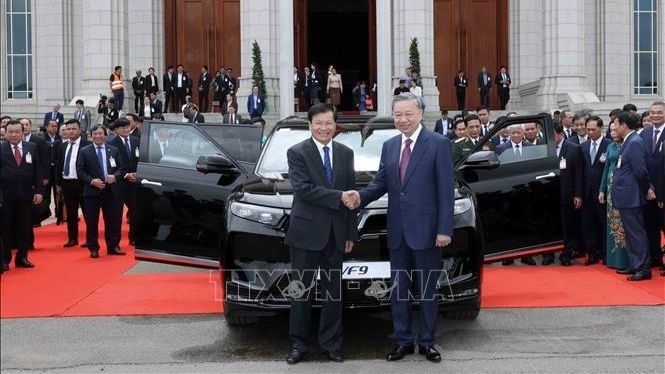 El presidente To Lam entrega el automóvil Vinfast VF9 al secretario general del PPRL y presidente de Laos, Thongloun Sisoulith. 