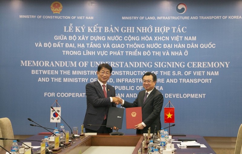 El ministro de Construcción de Vietnam, Nguyen Thanh Nghi, y el ministro de Tierra, Infraestructura y Transporte de Corea del Sur, Park Sangwoo, firman el memorando de entendimiento (Foto: diendandoanhnghiep.vn)