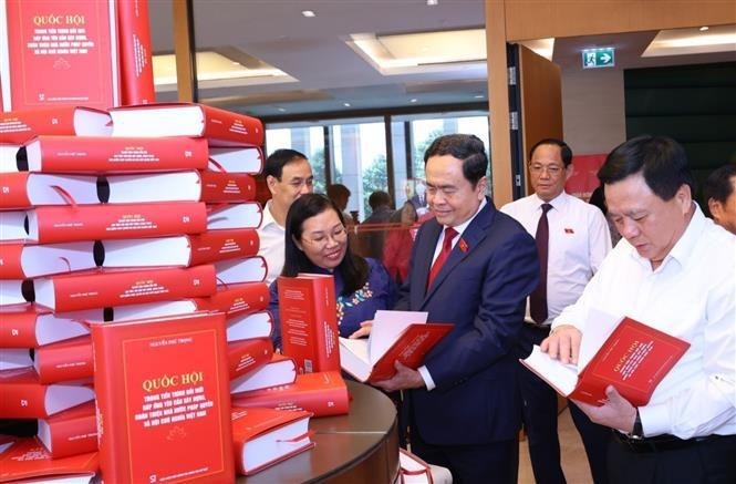 El presidente de la Asamblea Nacional, Tran Thanh Man, y delegados visitan el área de exhibición del libro del secretario general del Partido Comunista, Nguyen Phu Trong. (Foto: VNA)