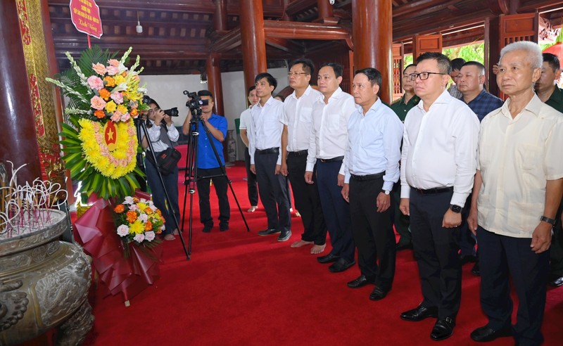 Los delegados ofrecen flores para rendir tributo al Presidente Ho Chi Minh en su casa conmemorativa en el Cementerio Internacional de Mártires de Vietnam-Laos. 