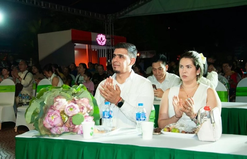 El embajador de Venezuela en Vietnam, Juan Carlos Fernandes Juárez, y su esposa en el evento. (Foto: baoquocte.vn)