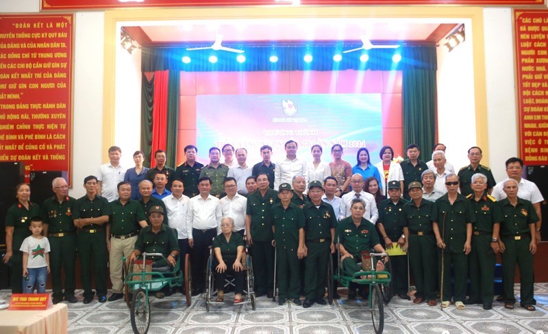 La delegación de la Asociación de Periodistas de Vietnam y miembros del Centro de Enfermería para Inválidos de Guerra de Nghe An.