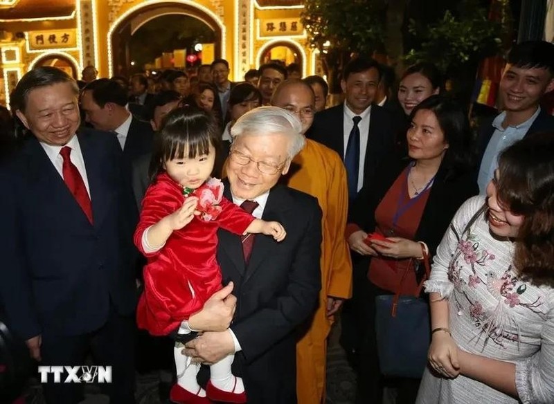 El secretario general Nguyen Phu Trong y los residentes de Hanói en vísperas del Año Nuevo Lunar 2019. (Foto: VNA)