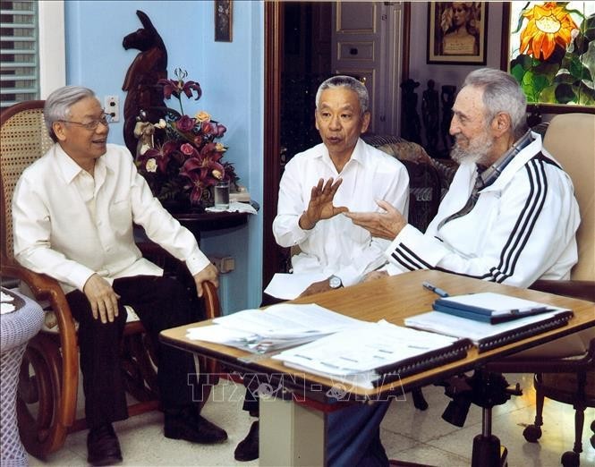 El secretario general del Partido Comunista de Vietnam, Nguyen Phu Trong, se reúne con el líder Fidel Castro durante su visita a Cuba, el 11 de abril de 2012. (Foto: VNA)