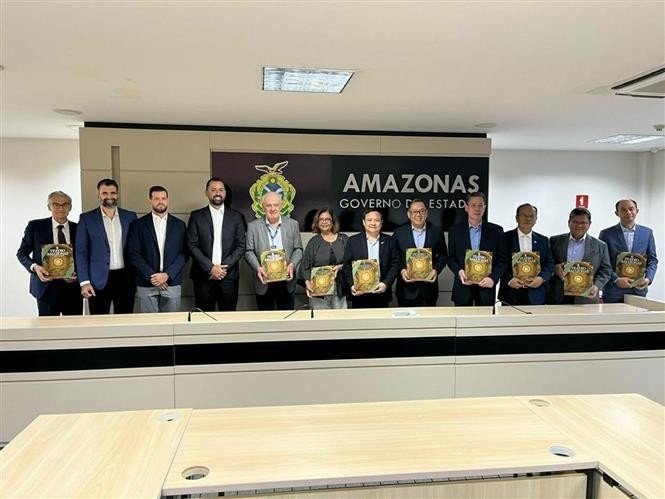 Representantes del Comité de la Asean en la sesión de trabajo con Wilson Miranda Lima, Gobernador del estado de Amazonas. Foto: VNA