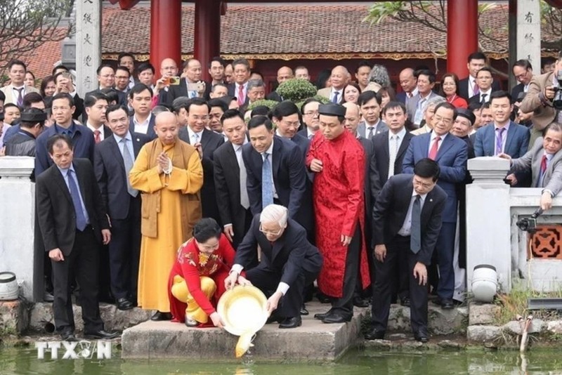 El secretario general del PCV, Nguyen Phu Trong, y residentes vietnamitas en el extranjero asisten al Programa de Primavera de la Patria de 2019 en Hanói. (Foto: VNA)