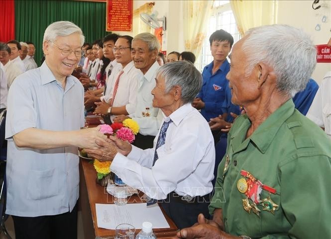 El secretario general Nguyen Phu Trong y los residentes de la comuna montañosa de Son Ha, distrito de Son Hoa, provincia de Phu Yen. (Foto: VNA)