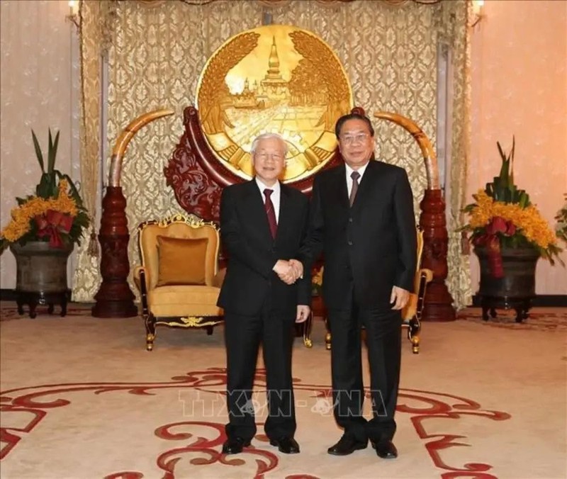 El secretario general del PCV, Nguyen Phu Trong, y el secretario general del Partido Popular Revolucionario y presidente de Laos, Choummaly Sayasone, durante su visita a Laos en 2019. (Foto: VNA)