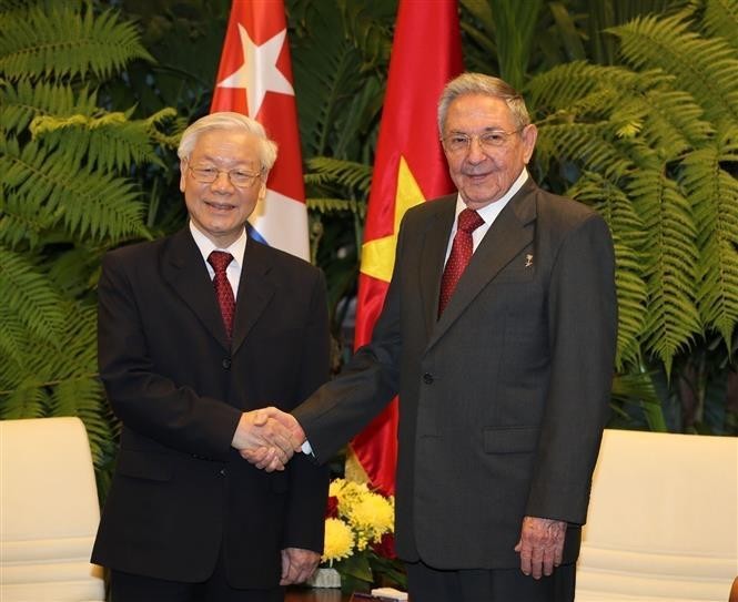 El primer secretario del Comité Central del Partido Comunista de Cuba y presidente de los Consejos de Estado y de Ministros, Raúl Castro, recibe al secretario general Nguyen Phu Trong, durante su visita al país caribeño en 2018. (Foto: VNA)